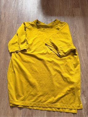 Nike Men's Short Sleeve Crewneck T-Shirt in Yellow 0136